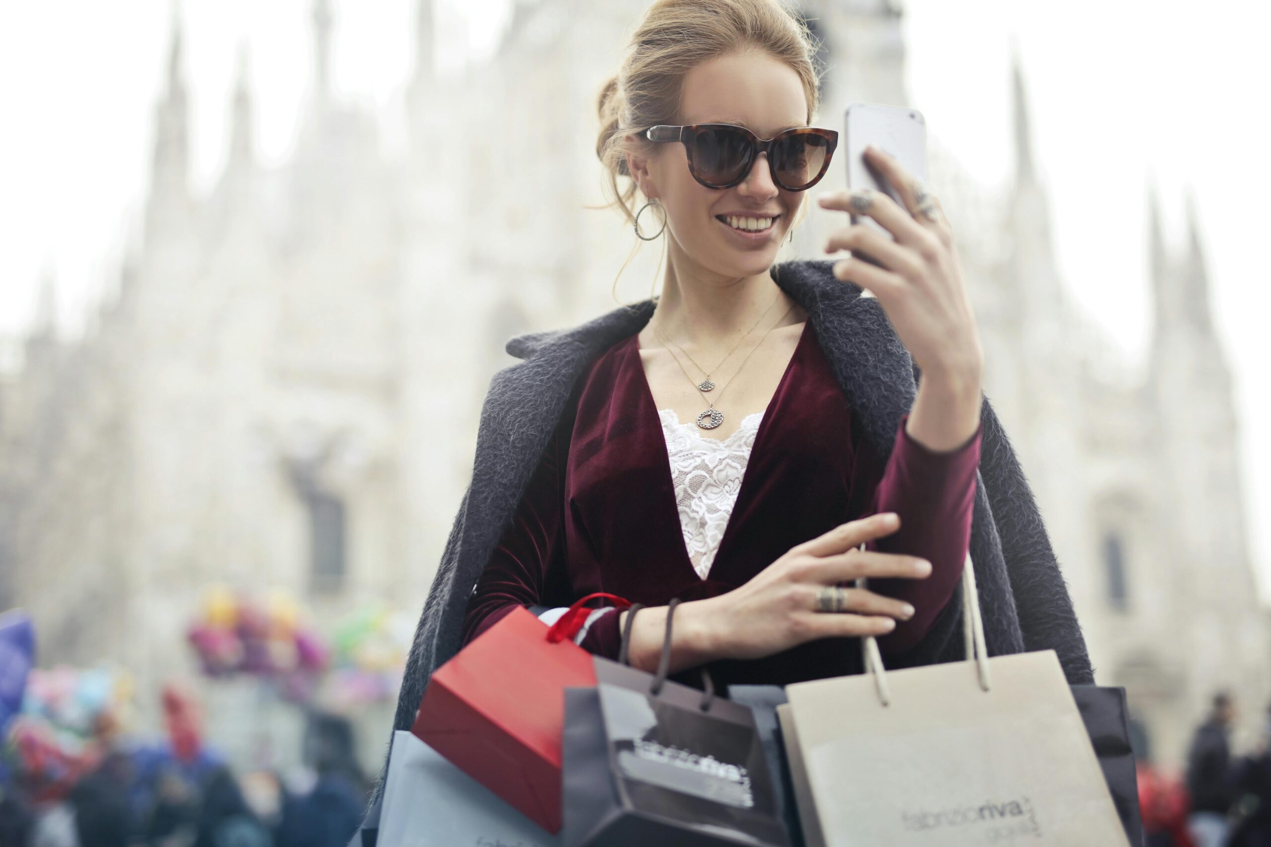 mujer-con-bolsas-hablando-por-el-movil-que-viene-de-comprar-para-ahorrar-en-el-black-friday