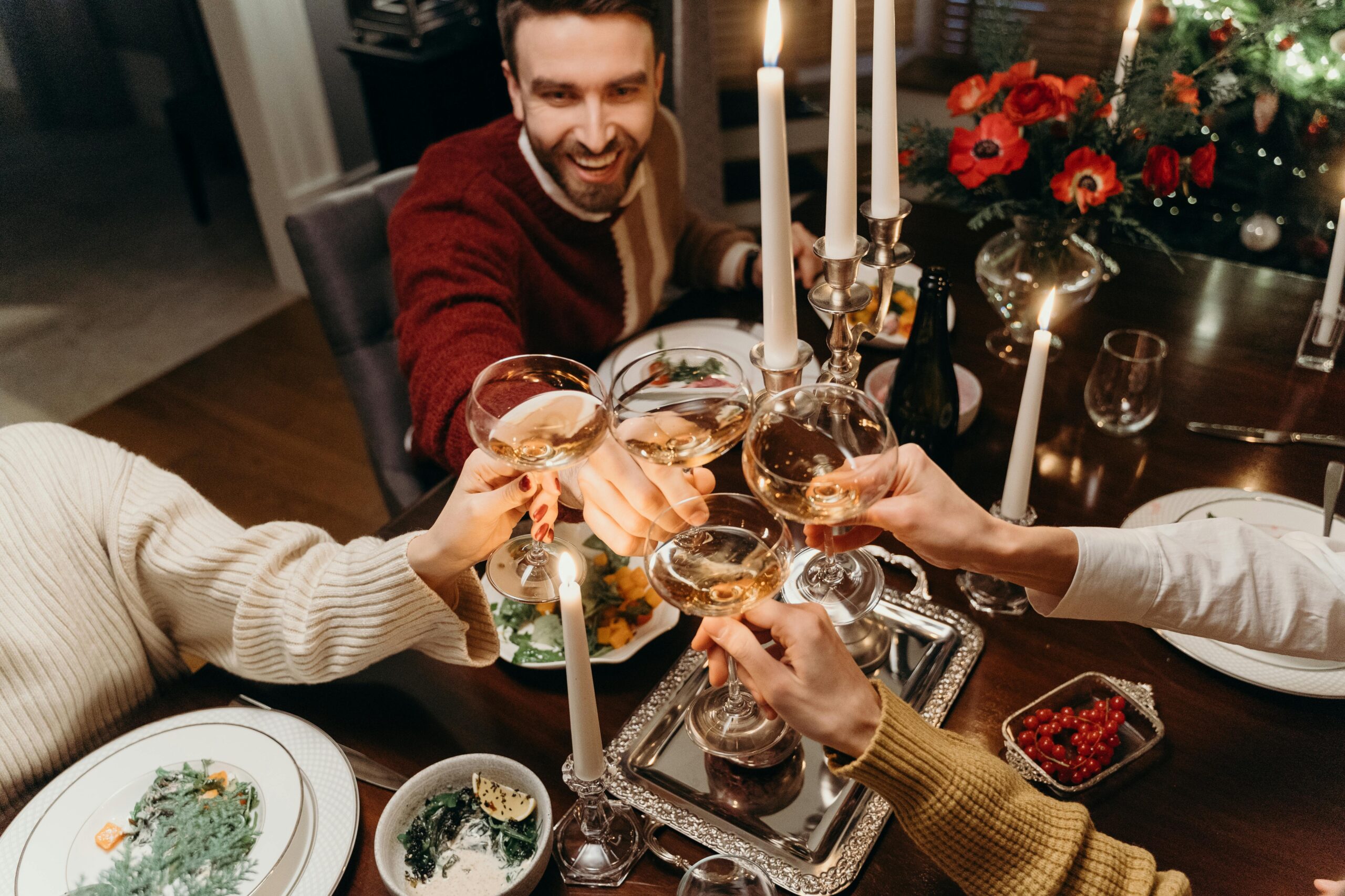 varias-personas-en-una-mesa-cenando-y-brindando-cena-que-puede-cumplir-con-los-requisitos-para-que-sea-uno-de-los-gastos-deducibles-para-autonomos-en-navidad