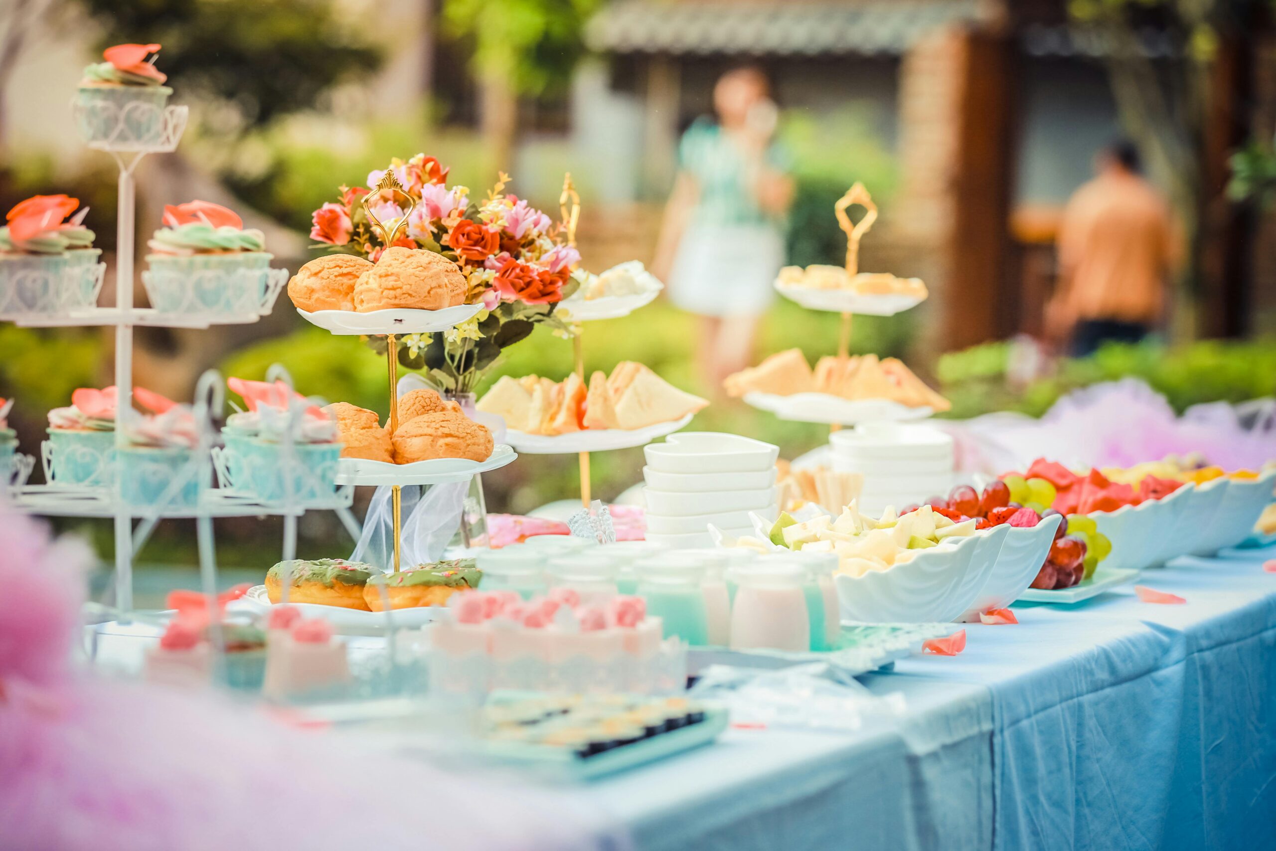 mesa-de-dulces-puesta-en-un-jardin-para-celebrar-el-baby-shower