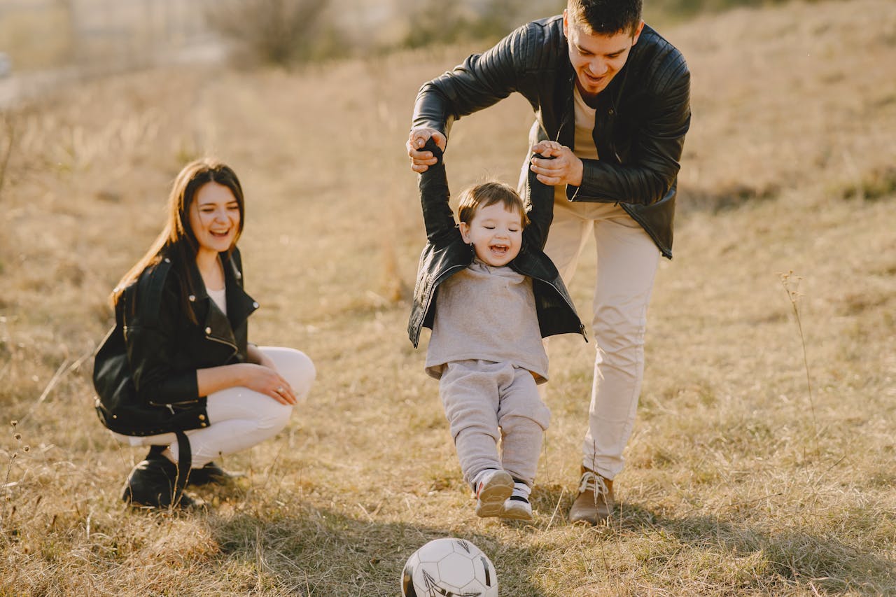 familia-jugando-para-celebrar-el-dia-del-padre