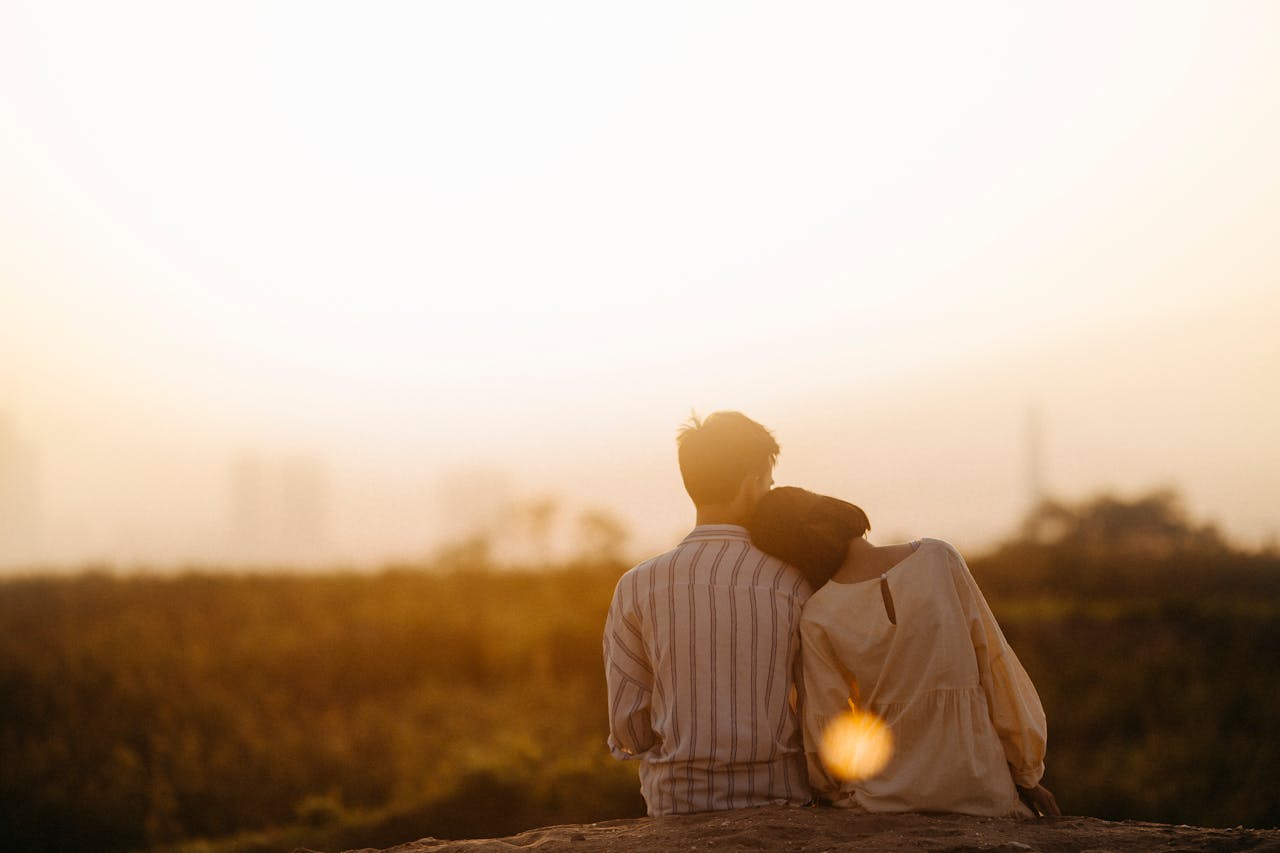 pareja-de-enamorados-con-puesta-de-sol-celebrando-san-valentin-con-niños