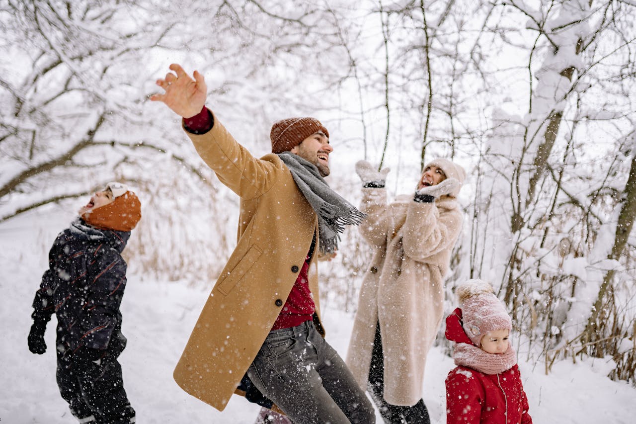 familia-jugando-con-la-nieve-celebrando-san-valentin-con-niños